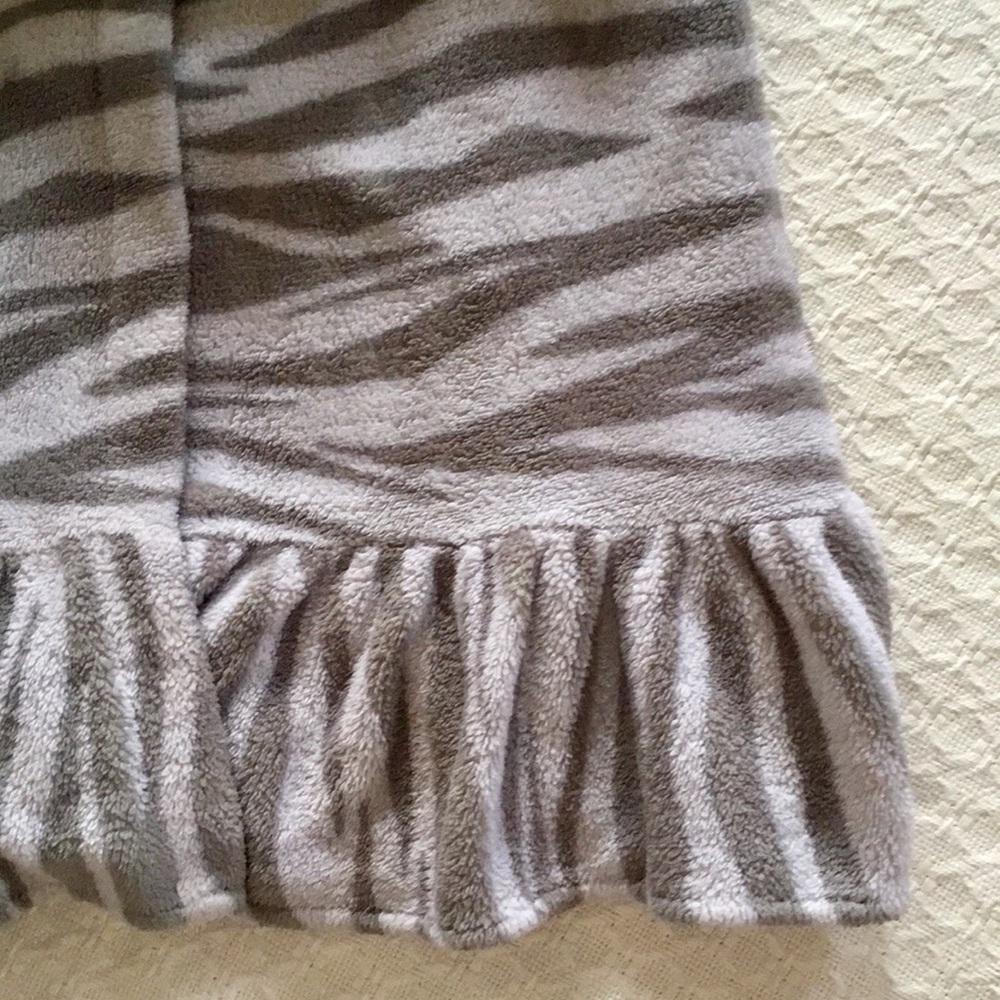 K & C LIGHTWEIGHT PLUSH FLEECE ROBE with RUFFLES - Picture 5 of 6